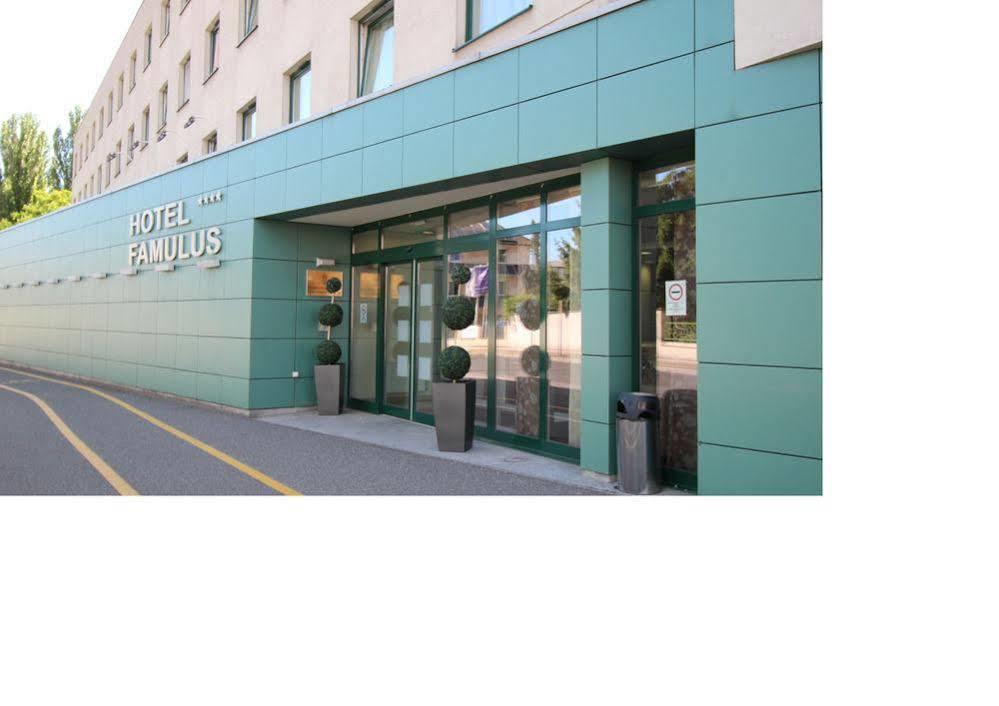 Famulus Kollegium Hostel Gyor Exterior photo